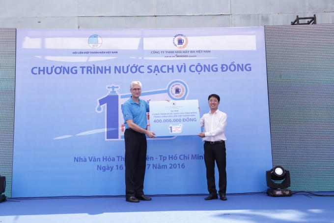 Đại diện VBL trao bảng tài trợ 400 triệu đồng cho TW Hội Liên hiệp Thanh Niên Việt Nam để xây dựng thêm các công trình nước sạch trong năm 2016.