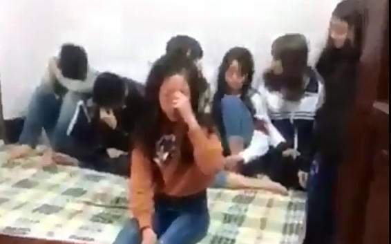 Nhóm học sinh tụ tập trong nhà nghỉ (Ảnh: cắt từ clip)