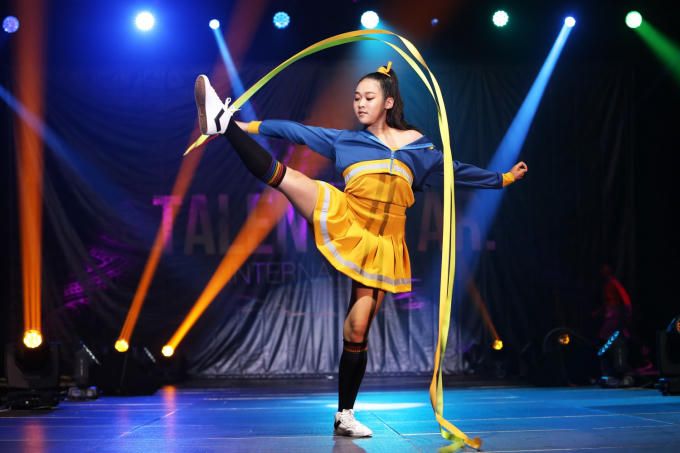 Dàn mẫu nhào lộn, múa lụa trên sân khấu thời trang Hong Kong