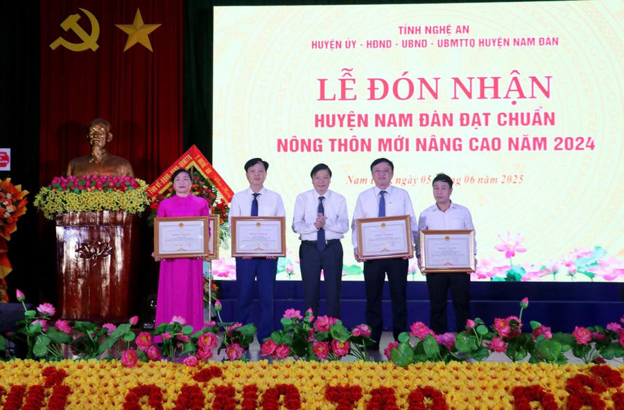 Chủ tịch UBND tỉnh Nghệ An Lê Hồng Vinh tặng Bằng khen cho các tập thể và cá nhân huyện Nam Đàn có thành tích xuất sắc trong xây dựng huyện NTM nâng cao.