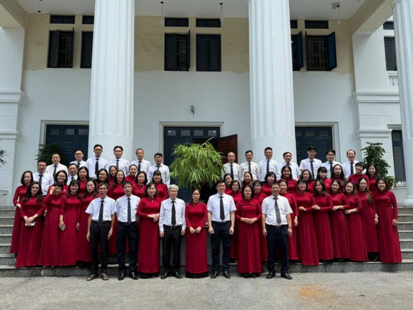 Cán bộ nhân viên ngành toà án chụp ảnh lưu niệm.