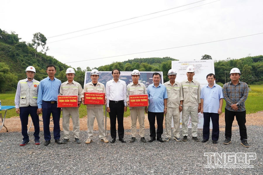 Bí thư Tỉnh ủy thăm, tặng quà công nhân, người lao động thi công tại công trường Dự án.