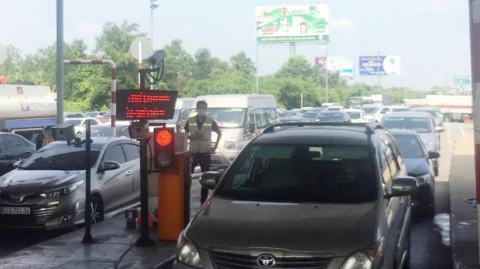 Bất chấp ùn tắc, trạm thu phí Long Phước kiên quyết không xả. (Ảnh: Chí Thạch).