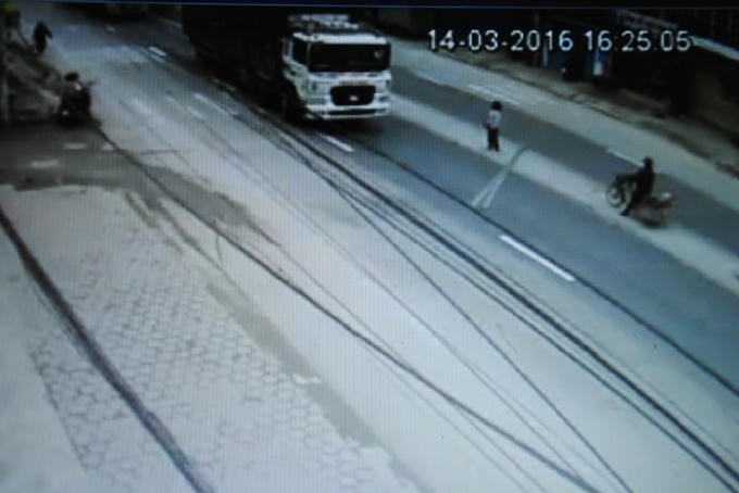 Thoát chết, nam thanh niên đứng giữa đường nói chuyện "phải trái" với tài xế xe tải. (Ảnh cắt từ clip).