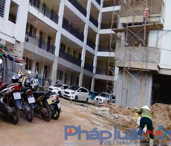 Xe được xếp gọn ngay dưới chân công trình đang thi công.