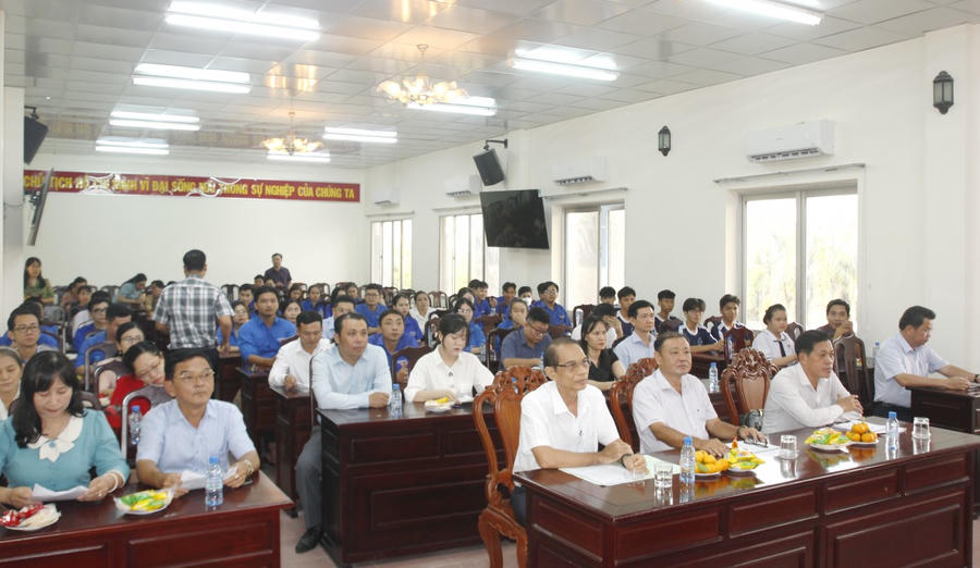 Đại biểu tham dự lễ tổng kết, trao giải Cuộc thi trực tuyến.