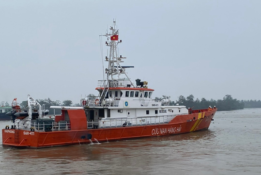 Tàu SAR 411 trên đường đi tới hiện trường cứu nạn.