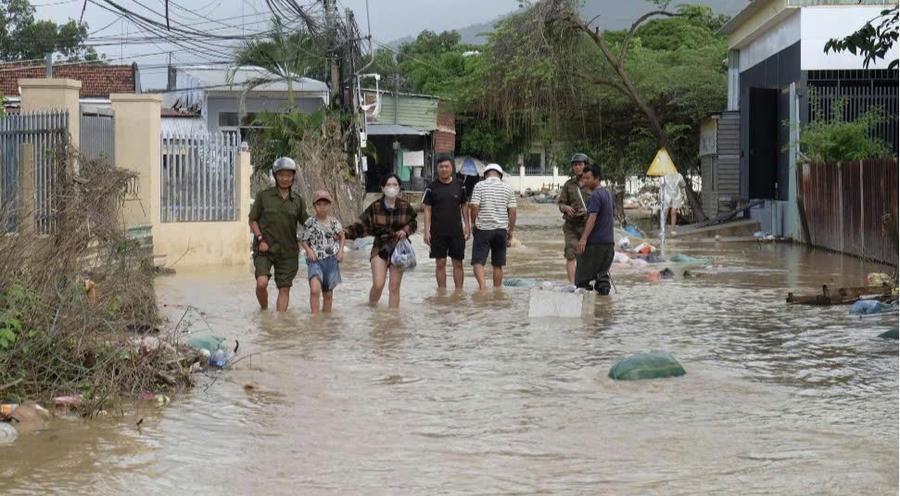 Khi mưa lớn kéo dài người dân Khánh Hòa lại tiếp tục chạy lũ.Ảnh: Công Tâm