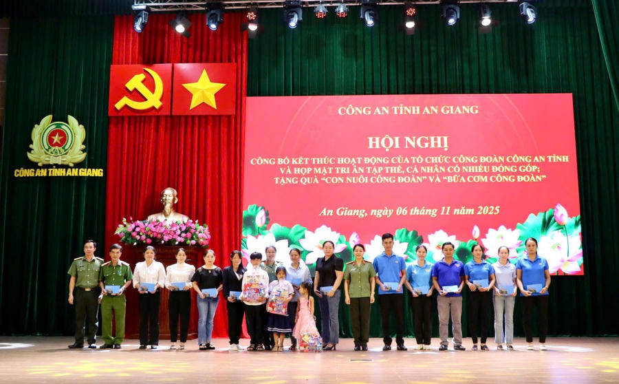 Trao tặng các phần quà “Con nuôi Công đoàn” và “Bữa cơm Công đoàn”