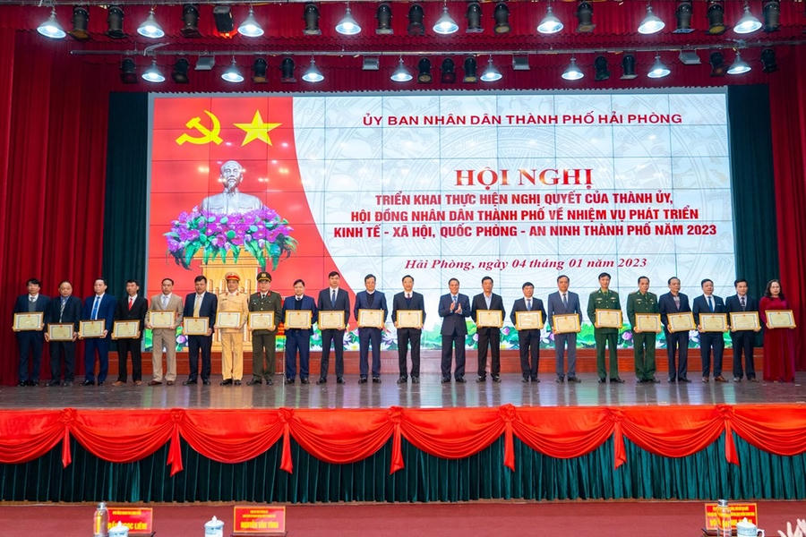 Chủ tịch UBND TP Hải Phòng Nguyễn Văn Tùng tặng bằng khen cho 78 tập thể và 140 cá nhân có thành tích xuất sắc.