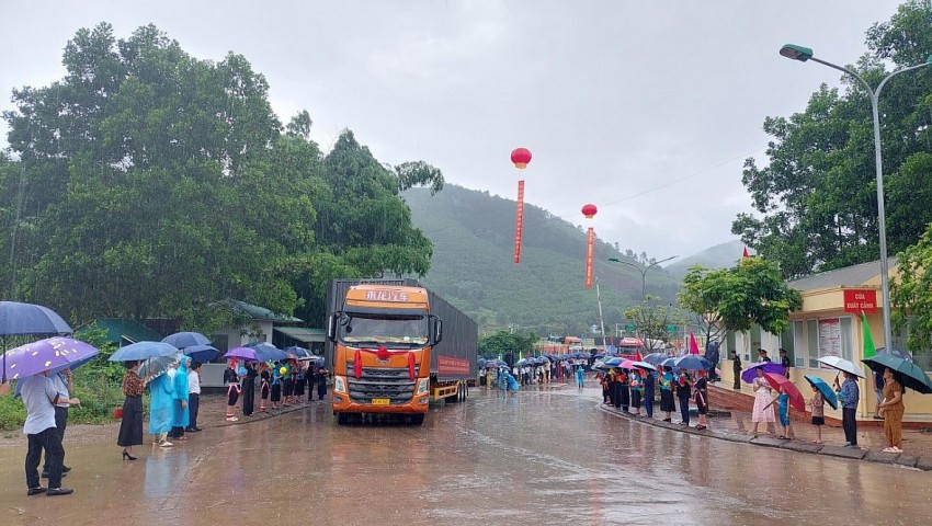 Xe hàng xuất, nhập khẩu được thông quan qua cặp cửa khẩu song phương Hoành Mô (Việt Nam) - Động Trung ( Trung Quốc). Ảnh: Nguyễn Quang