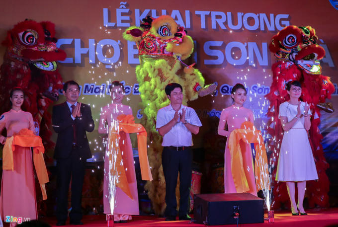 Tối 2/9, Sở Du lịch Đà Nẵng phối hợp với UBND quận Sơn Trà làm lễ khai trương phố chợ đêm kết hợp phố đi bộ tại đoạn đường Lý Nam Đế - Mai Hắc Đế (khu vực gần cầu Rồng, thuộc phường An Hải Tây, quận Sơn Trà).