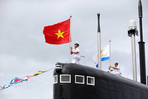 Kéo cờ trên tàu ngầm