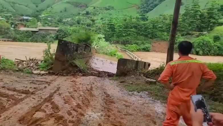 Cầu bắc qua suối Nậm Công vào thủy điện Nậm Công 3 ở xã Huổi Một bị nước lũ kéo sập. Trước đó, cầu treo tại xã Chiềng Sơ bị lũ kéo đứt. Ảnh CTV
