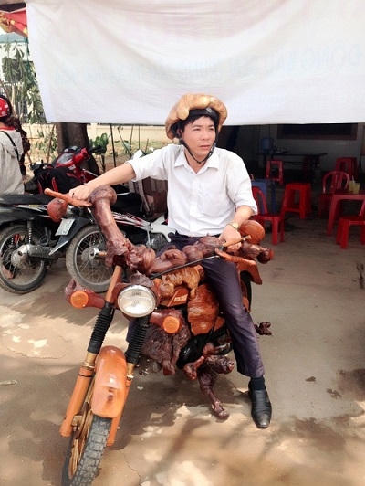 Nhiều người thích thú khi được "cưỡi" chiếc xe máy độc đáo