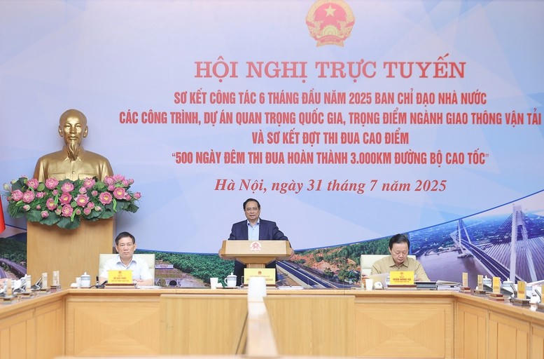 Quyết tâm hoàn thành xây dựng 3.000 km đường bộ cao tốc trong năm 2025. (Ảnh: VGP)