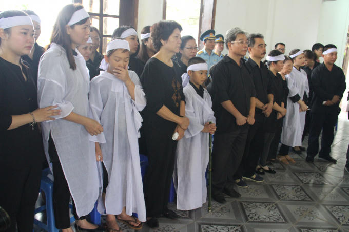 Người thân hai phi công tại lễ viếng, truy điệu.