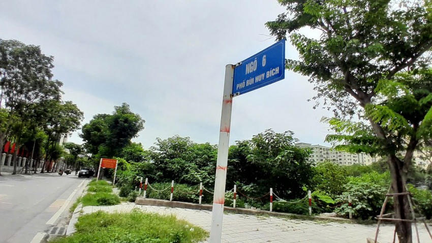 Dự án nằm trên con phố Bùi Huy Bích, ngay sát trụ sở UBND phường Hoàng Mai.