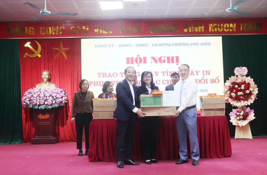 Bí thư Đảng ủy, Chủ tịch HĐND phường Phú Diễn Nguyễn Lê Hoàng, Chủ tịch UBND phường Nguyễn Văn Hải trao tặng máy tính, máy in cho đại diện tổ dân phố.