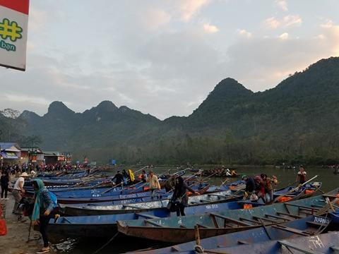 Cảnh tượng hàng trăm chiếc đò không được trang bị bất cứ chiếc áo phao nào nhưng vẫn ngang nhiên neo đậu tại bến chờ chở du khách.