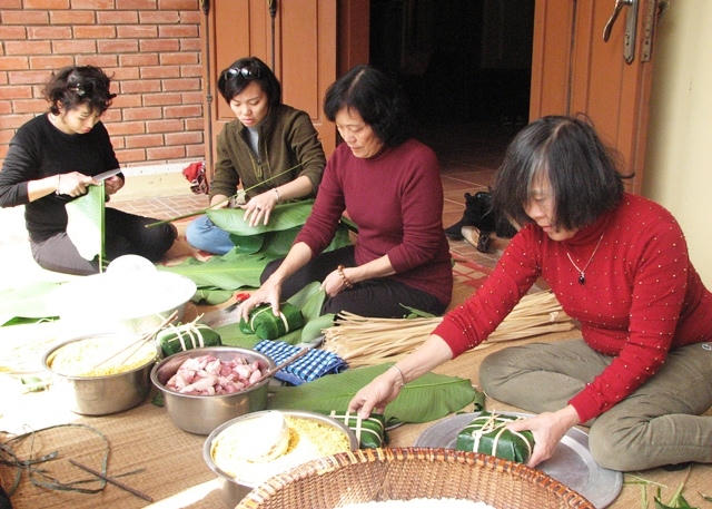 Gia đình đại tướng cùng nhau gói bánh chưng.