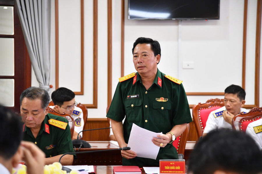 Đại tá Trần Quốc Khởi - Phó Tham mưu trưởng, Bộ Tư lệnh Quân khu 9 phát biểu tại Hội nghị