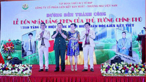 Lễ đón nhận Bằng khen giả do Nguyễn Thu Thuỷ bày trò để khuếch trương thanh thế nhằm mục đích lừa đảo.