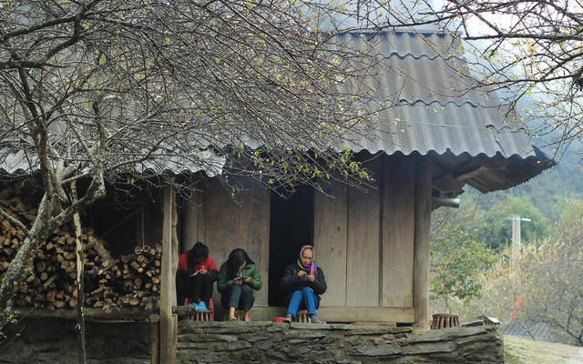 Các cô gái Mông đến tuổi cập kê đều được bà, được mẹ dạy thêu thùa, tự chuẩn bị váy áo đi chơi hội.