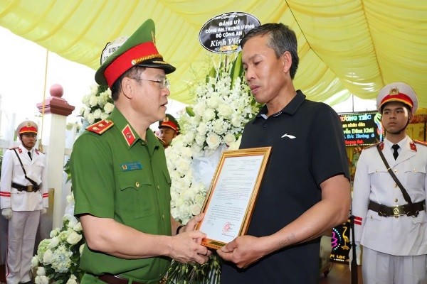 Trung tướng Nguyễn Văn Long, Thứ trưởng Bộ Công an trao Quyết định thăng cấp bậc hàm vượt bậc cho đại diện gia đình liệt sĩ Thiếu tá Nguyễn Đăng Khải.