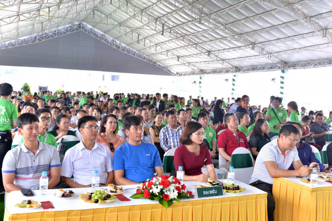 Đông đảo khách hàng tham dự buổi lễ.