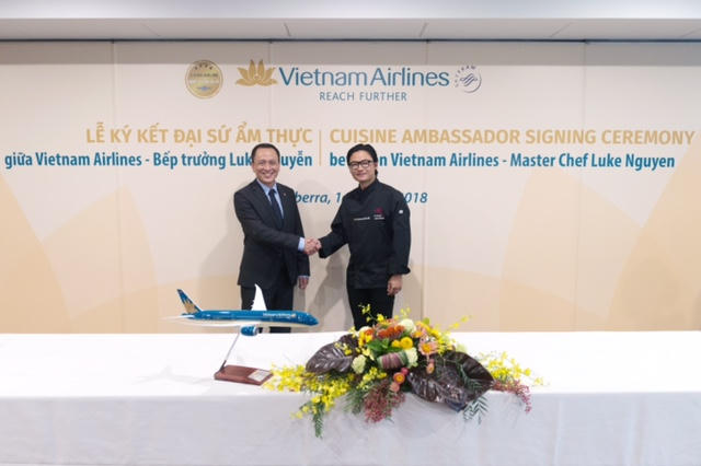 Ông Lê Hồng Hà - Phó Tổng giám đốc Vietnam Airlines (trái) và Đại sứ Ẩm thực Toàn cầu Luke Nguyễn