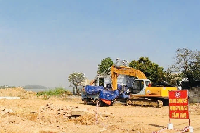 Lực lượng chức năng TP Biên Hoà tiến hành cưỡng chế các hộ dân chưa di dời để bàn giao mặt bằng cho dự án.