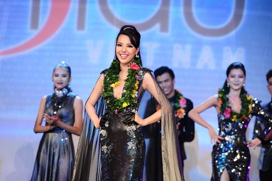 Dương Nguyễn Khả Trang là thí sinh nữ giành giải vàng cuộc thi Siêu mẫu Việt Nam 2015.