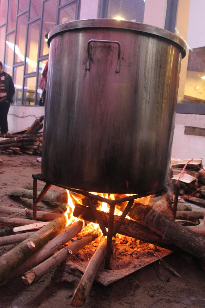 Những nồi bánh sắp ra lò.