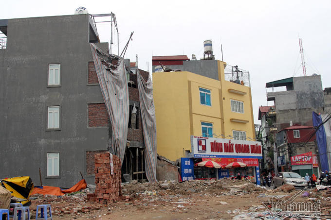 Cửa hàng địa chỉ 566 ngay đầu ngã tư Trần Cung - Cổ Nhuế - Phạm Văn Đồng có hình dạng khá giống hình tam giác..