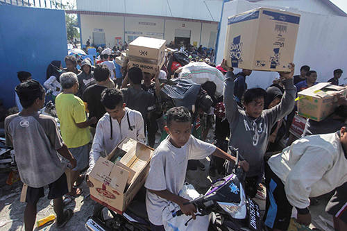 Người d&acirc;n Indonesia tuyệt vọng v&igrave; bị bỏ đ&oacute;i sau thảm họa