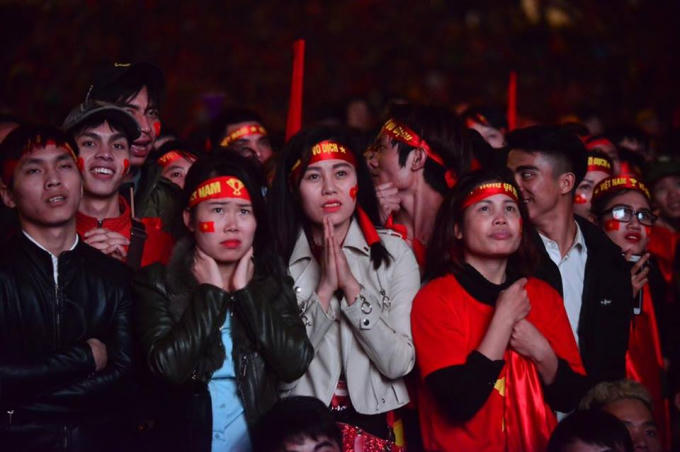 Cổ động viên lo lắng trước những đợt tấn công của đội bạn.