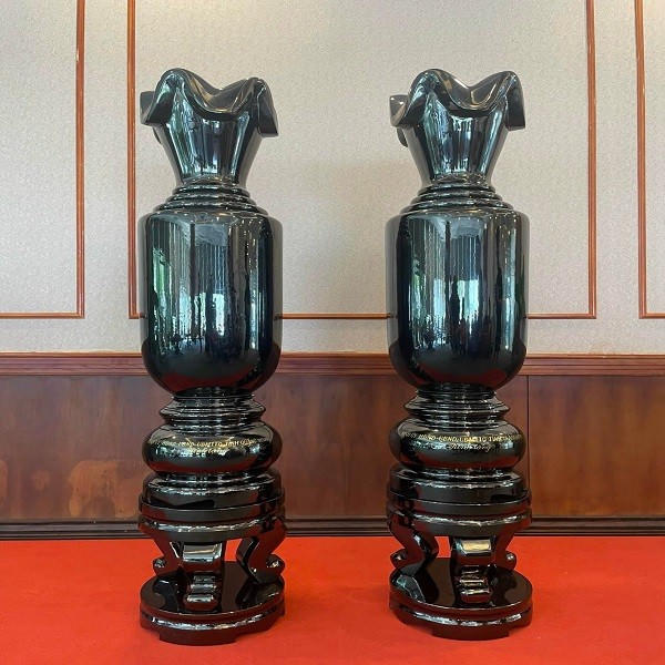 Tác phẩm điêu khắc bằng than đá, lọ lục bình.
