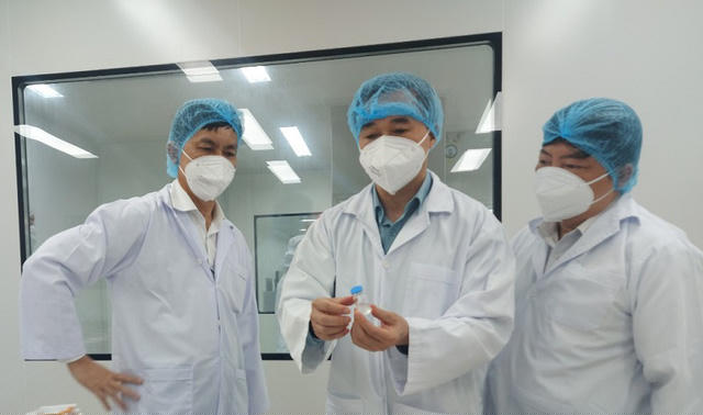 GS.TS.Trần Văn Thuấn, kiểm tra vaccine của Công ty cổ phần Công nghệ sinh học dược Nanogen