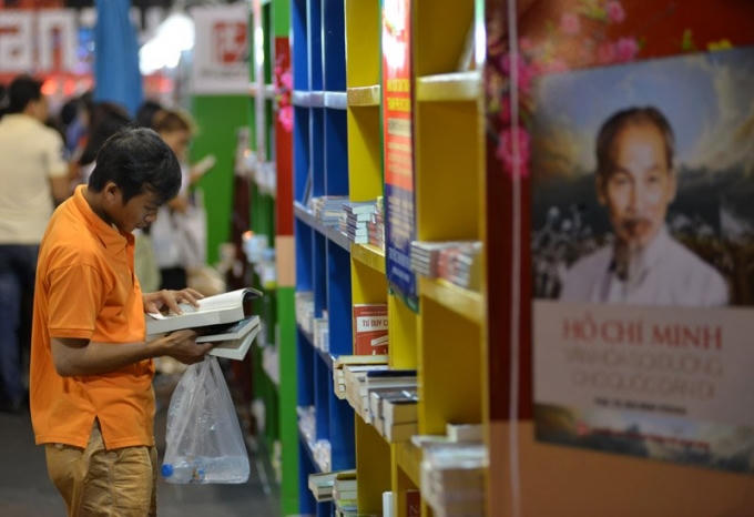 Đến với phố đi bộ - đường hoa Nguyễn Huệ năm nay còn có đường sách phục vụ khách tham quan.