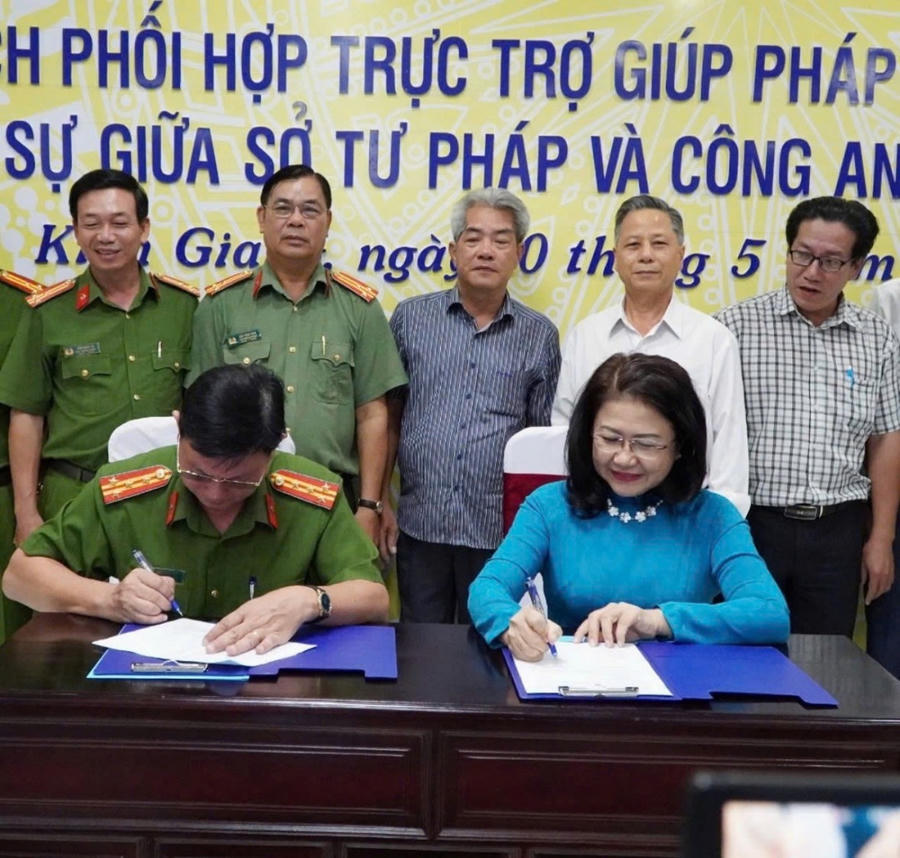 Bà Lư Thị Trang Đài - Phó Giám đốc Sở Tư pháp Kiên Giang (trước sáp nhập) và Công an tỉnh Kiên Giang (trước sáp nhập) ký kết kế hoạch phối hợp trực trợ giúp pháp lý trong điều tra hình sự
