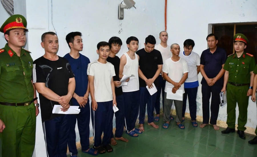 Các đối tượng mua bán, vận chuyển khí cười với tổng số tiền giao dịch hơn 50 tỷ đồng bị tạm giữ để điều tra. (Ảnh: Công an TP Đà Nẵng)