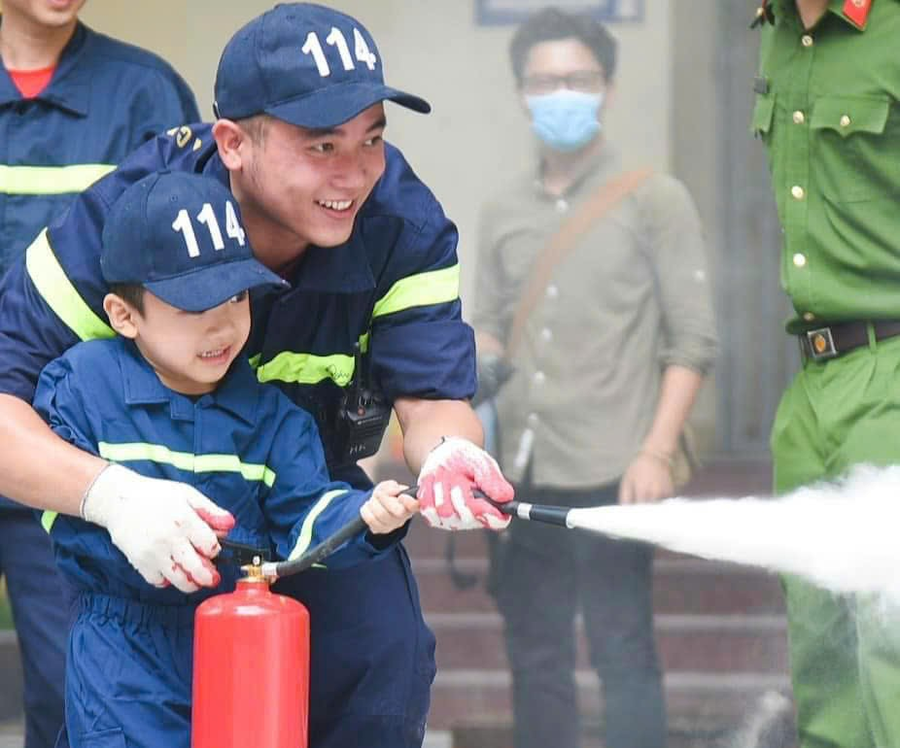 Hình ảnh Thượng úy Nguyễn Viết Quân trong những buổi tập huấn PCCC cho các em học sinh.
					
				
			
			Hình ảnh Thượng úy Nguyễn Viết Quân trong những buổi tập huấn PCCC cho các em học sinh.