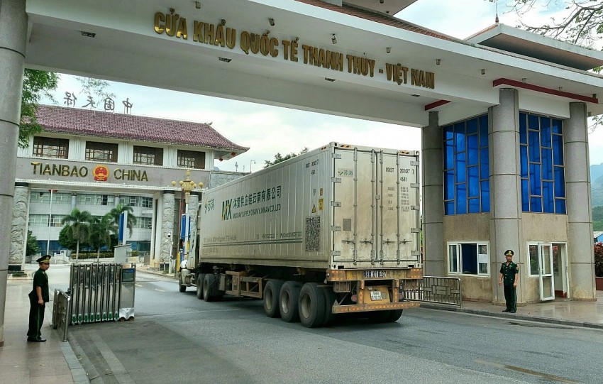 Lực lượng biên phòng hướng dẫn tài xế làm thủ tục thông quan tại khu vực Cửa khẩu Quốc tế Thanh Thủy. (Ảnh N .Quân).