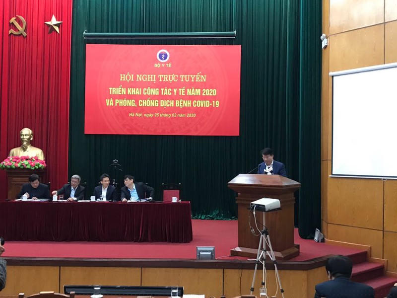 Thứ trưởng Trương Quốc Cường báo cáo về công tác dược, trang thiết bị y tế.