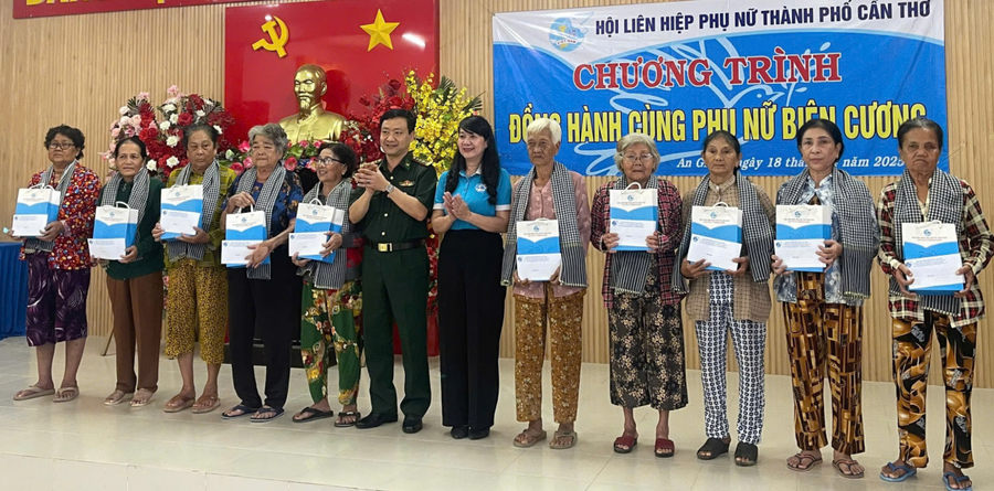 Tặng quà cho các nữ cựu tù cách mạng, hội viên phụ nữ khó khăn