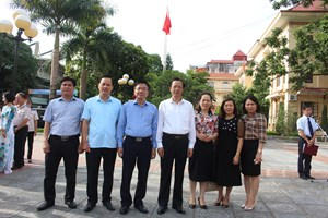 Bộ trưởng Lê Thành Long, Chủ tịch UBND tỉnh Phạm Ngọc Thưởng và các thành viên Đoàn công tác, lãnh đạo Sở Tư pháp chụp ảnh lưu niệm