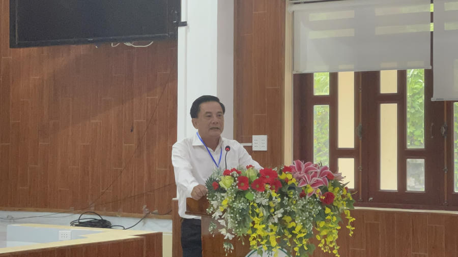 Ông Nguyễn Văn Thuộc lắng nghe ý kiến của người dân.
