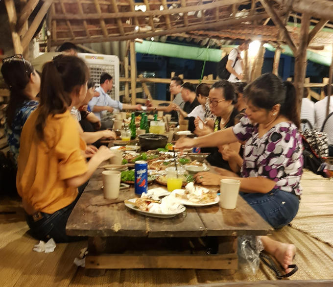Cảnh khách hàng vẫn vô tư ăn nhậu ở nhà hàng Lương Sơn Quán, 173 Thái Hà, phường Láng Hạ, quận Đống Đa sau khi bị yêu cầu dừng hoạt động.