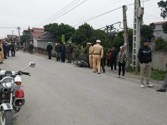 Lực lượng cảnh sát giao thông đang tiến hành kiểm tra hiện trường vụ tai nạn.